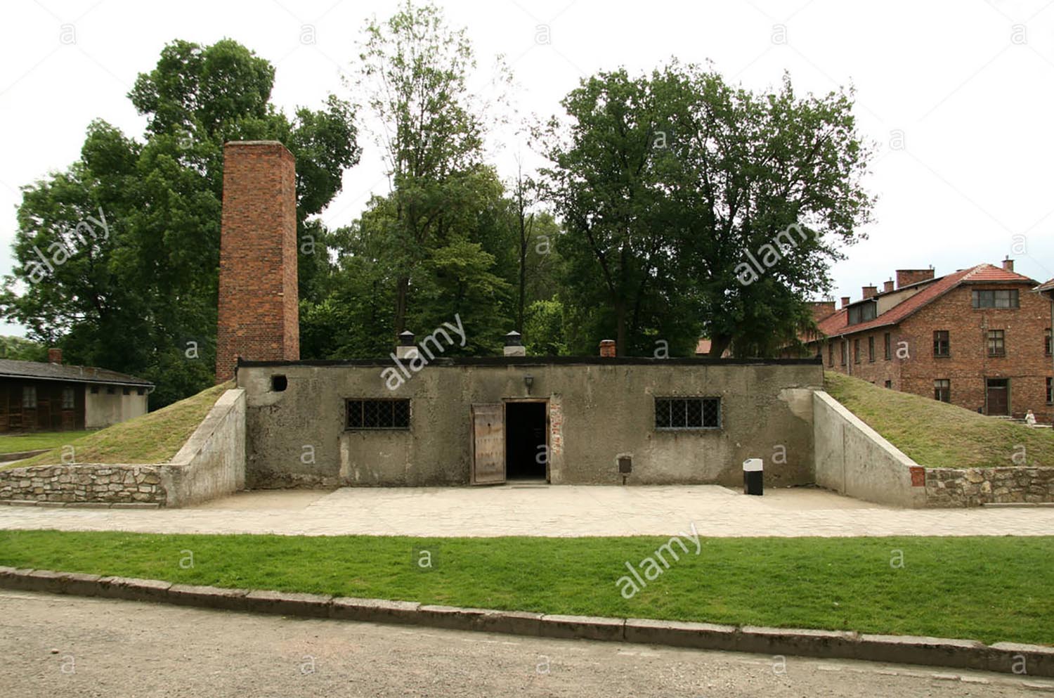the-main-entrance-and-chimney-of-the-gas-chamber-and-crematorium-i-ayjkgw